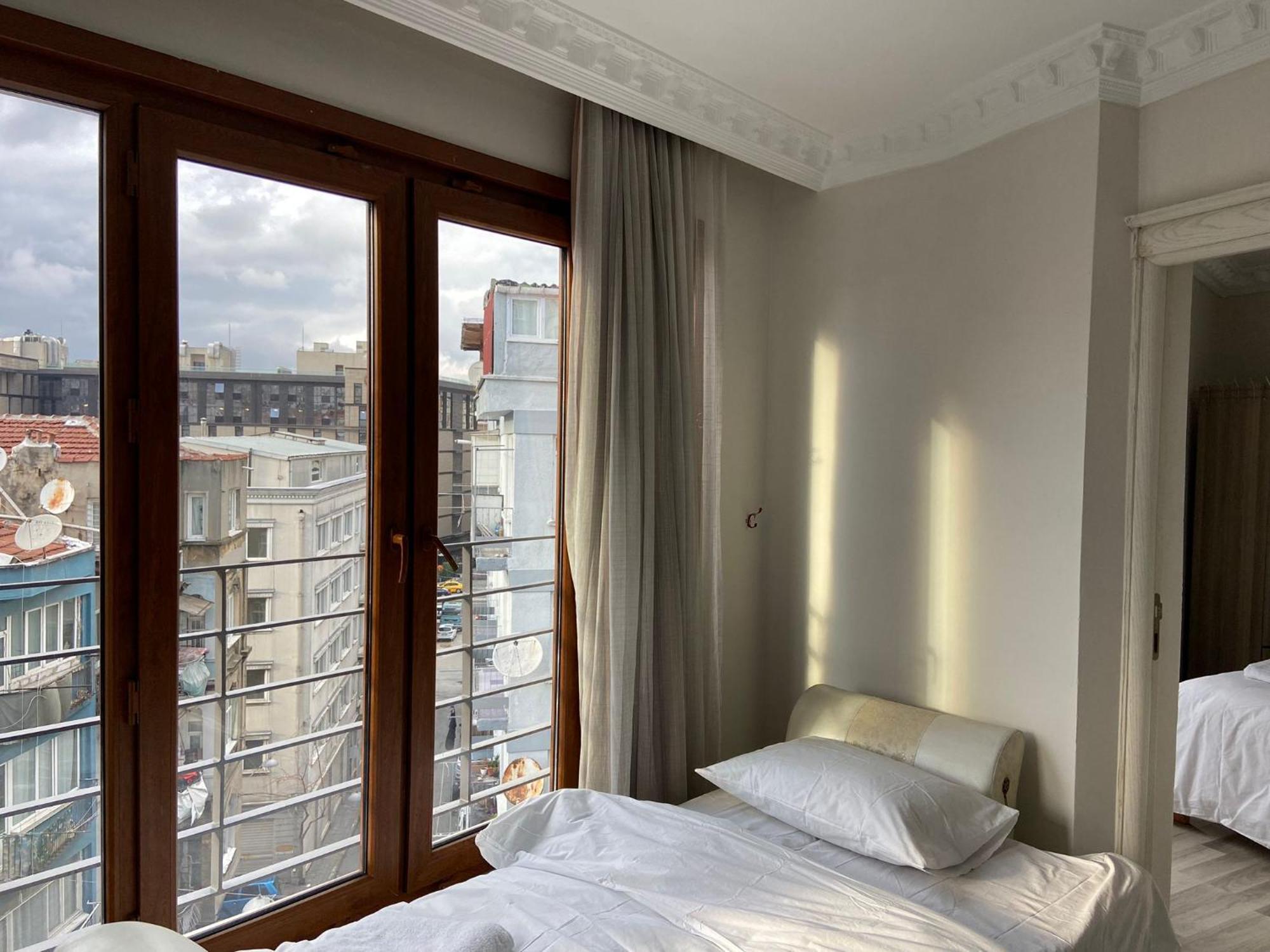 La Perato Otel *